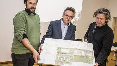 Bürgermeister Andreas Scherwitzl (Mitte) präsentiert mit den Architekten Christoph Schwarz (links) und Thomas Pilz den Entwurf 