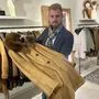Philipp Subosits mit einem Modell der gestohlenen Jacke