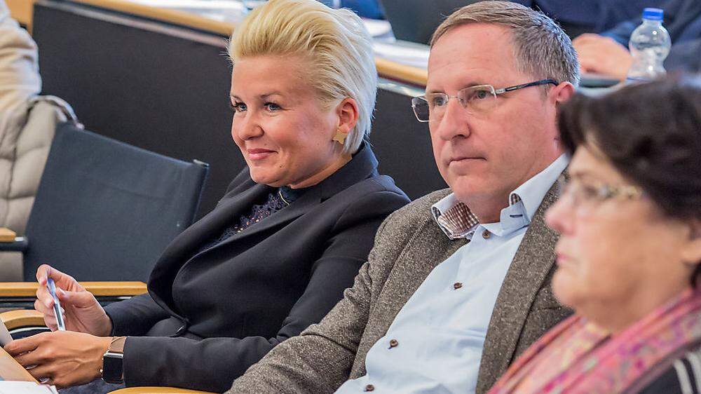 Andreas Skorianz (rechts neben Vorgängerin Sandra Wassermann) hat die ÖVP als erstes Ziel gewählt