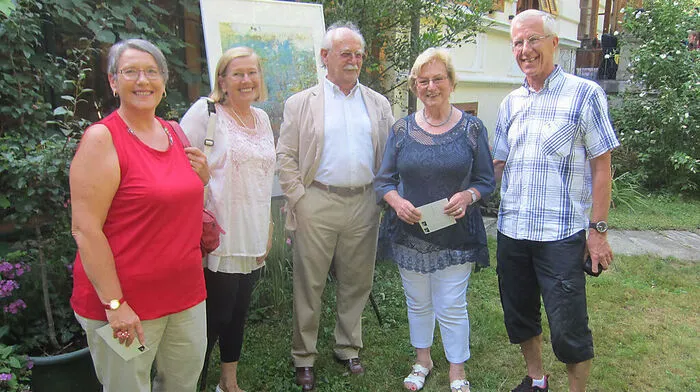 Bernhard Eisendle (Mitte) mit Gästen in der Ausstellung „Farbe(n)leben“ in Jennersdorf.