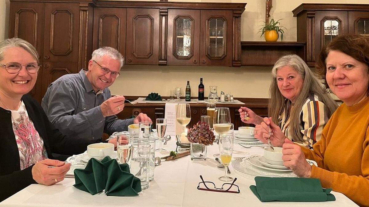 Die bunt gemischte Gästeschar genoss den Abend in geselligem Ambiente