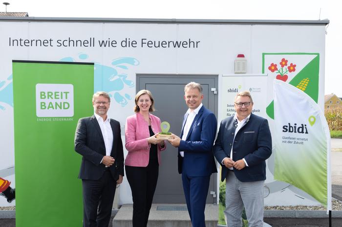 sbidi Geschäftsführer Herbert Jöbstl, Wirtschaftslandesrätin Barbara Eibinger-Miedl, Bürgermeister Peter Neger und Energie Steiermark-Vorstandsdirektor Martin Graf nahmen das Glasfaser-Netz Wettmannstätten Süd in Betrieb