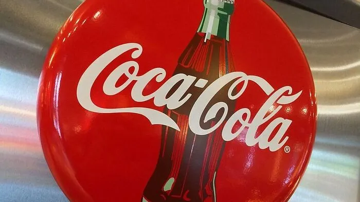 Auch in Österreich wird das Logo von Coca Cola vereinheitlicht