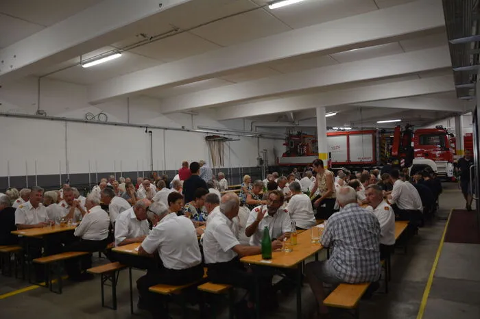 Während des Wettbewerbs lief in der Garage des Feuerwehrhauses der Seniorennachmittag.