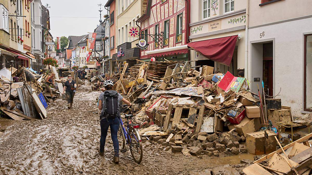 Unmengen Sperrmüll liegen in den Straßen 