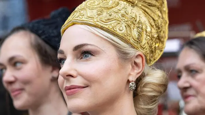 Silvia Schneider mit Goldhaube