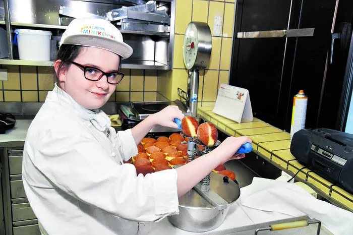 Name: Laura Wieser (12)Schule: Neue Mittelschule Feistritz/DrauDas esse ich am liebsten: Kärntner Kasnudeln, dasKrendln hat mir meine Oma gelerntMeine liebsten Zutaten: Erdäpfel und FleischDiesen Geschmack finde ich super: Stracciatella-EisWas ich gerne koche: SpaghettiMit diesem Gericht werde ich einmal meine Elternüberraschen: mit Lasagne