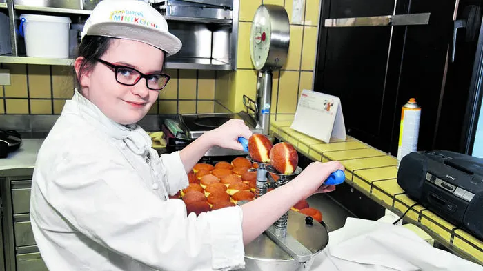 Name: Laura Wieser (12)Schule: Neue Mittelschule Feistritz/DrauDas esse ich am liebsten: Kärntner Kasnudeln, dasKrendln hat mir meine Oma gelerntMeine liebsten Zutaten: Erdäpfel und FleischDiesen Geschmack finde ich super: Stracciatella-EisWas ich gerne koche: SpaghettiMit diesem Gericht werde ich einmal meine Elternüberraschen: mit Lasagne