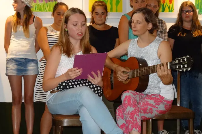 Hanna Podlanig und Sigrid Elisa Pliessnig umrahmten die Eröffnung musikalisch.