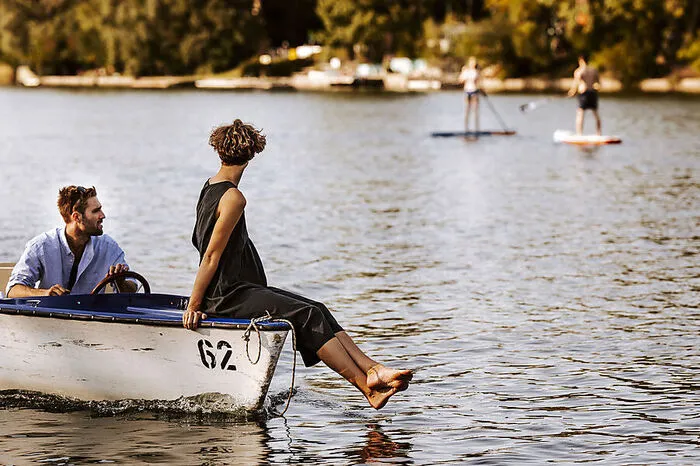 An der schönen blauen Alten Donau. Rund 500 Ruder-, Elektro- oder Tretboote lagern an der Alten Donau. Mehr noch: Man kann sich auch auf ein Stand-up-Paddling-Brett oder in ein Ruderboot werfen. Das Restaurant Schinaklvermietet auch schwimmende Inseln mit Verpflegung für bis zu acht Personen. Die passenden Lokale warten zuhauf. Ein Geheimtipp ist Das Bootshaus der Querfelds, die die Cafés Landtmann, Mozart und Museum betreiben und im Vorjahr ein Pop-up-Experiment wagten – und es fortsetzen. 150 Sitzplätze mit Blick aufs Wasser – und Frühstück. Weitere Empfehlungen: Strandgasthaus Birner, La Crêperia und das Strandbeisl.