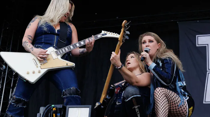 "Thundermother", eine der wenigen reinen Frauenbands auf dem heurigen Nova Rock, hier während ihres Auftritts auf der "Red Stage" 