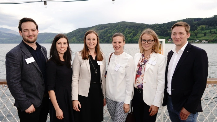 Dieses Mal standen die Millstätter Wirtschaftsgespräche unter dem Thema: Für immer jung? Standortqualität und Generationenkultur. Rund 200 Teilnehmer kamen zur Abendgala in das Hotel am See "Die Forelle" in Millstatt. Am Bild: Die Stipendiaten, die sich auf Einladung von Landesrat, Wirtschaftsreferent Ulrich Zafoschnig, mit Zukunftsfragen beschäftigten. Ganz rechts: Landesrat-Stellvertreter Armin Egger.