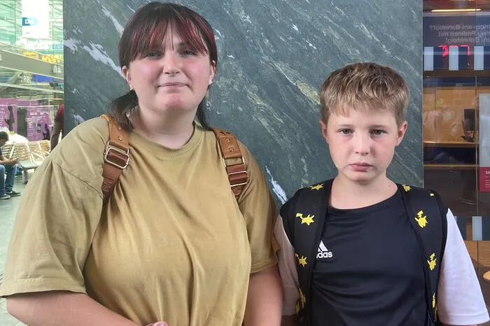 Auf Durchreise am Hauptbahnhof in Graz sind die 18-jährige Barbara Glawar und ihr neunjähriger Bruder Gregor aus Niederösterreich. Auch die beiden haben nur positives über den Verkehrshotspot zu berichten, besonders der Brezenstand überzeugt Gregor.