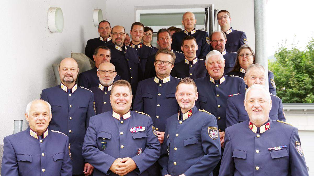 Die Kommandanten der Polizeiinspektionen im Bezirk Bruck-Mürzzuschlag mit Bundespolizeidirektor Michael Takacs (vorne, 2. v. l.)