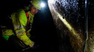 Kanalfachmitarbeiter Jürgen Schmidt im Untergrund 