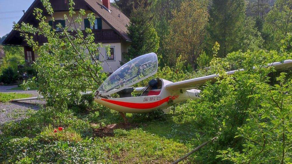 Unsanfte Landung: Ein Segelflieger des Flugsportclubs Weiz kam am Mittwochnachmittag in einem Innenhof in Unterfladnitz zum Liegen