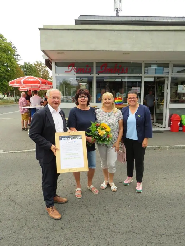 Im Rahmen eines Abschiedsfestes würdigte Bürgermeister Josef Ober Rombolds langjähriges Wirken und ihren Beitrag zur Nahversorgung in Feldbach