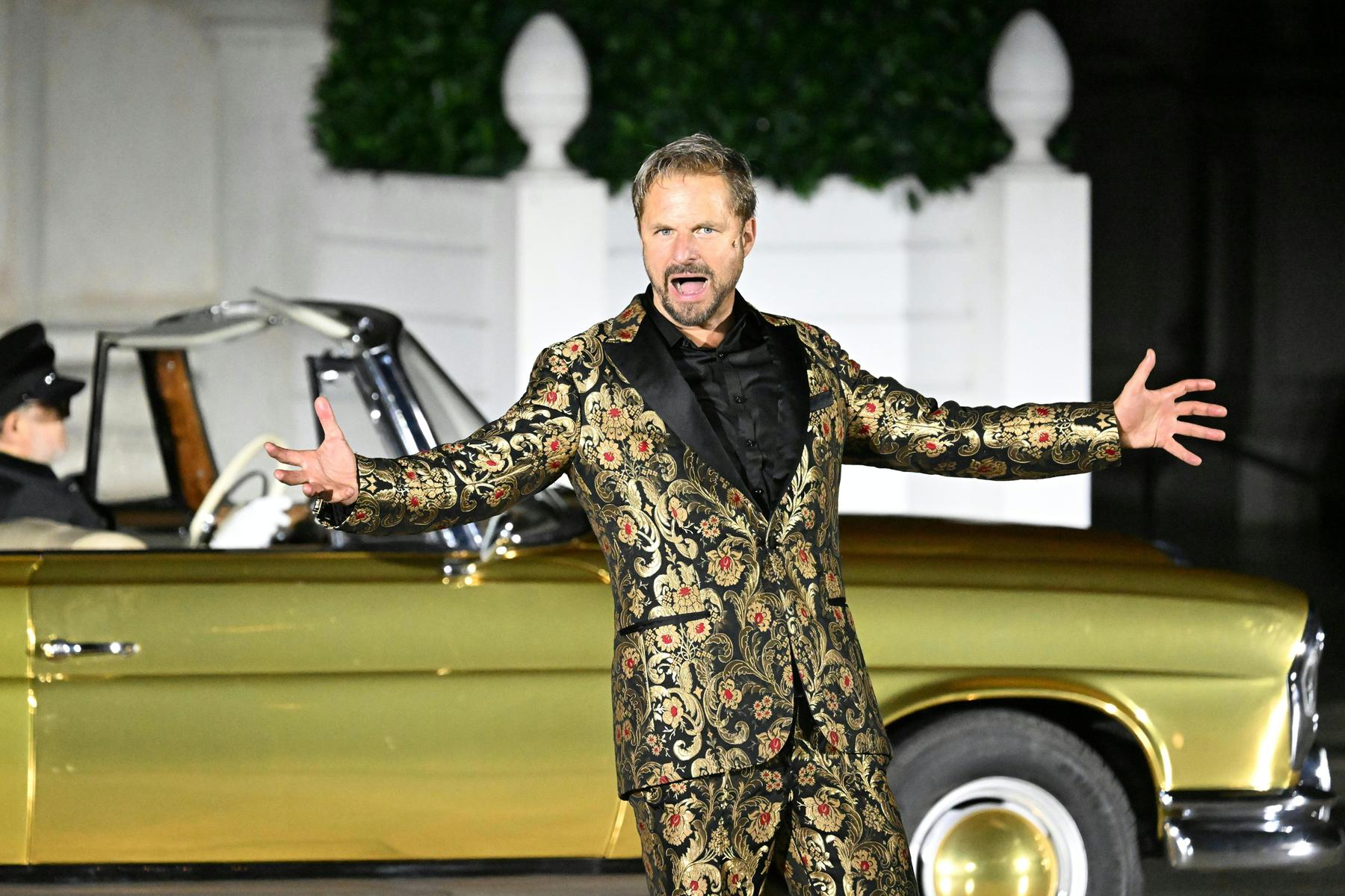 Salzburger Festspiele : „Jedermann“: Knittelverse im Glitzerkleid und Hochmair als Popstar