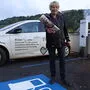 Seit 14 Jahren bringt Luise Kielnhofer die „Kleine Zeitung“ zu den Abonnenten – derzeit mit dem E-Auto