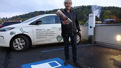 Seit 14 Jahren bringt Luise Kielnhofer die „Kleine Zeitung“ zu den Abonnenten – derzeit mit dem E-Auto