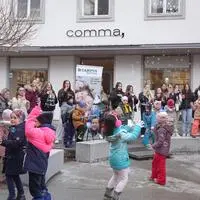 Am 24. Jänner ist „Tag der Elementarpädagogik“: In Hartberg sind an diesem Tag jedes Jahr angehende Elementarpädagogen und Kindergartenkinder am Hauptplatz versammelt, um auf die Wichtigkeit ihrer Arbeit hinzuweisen