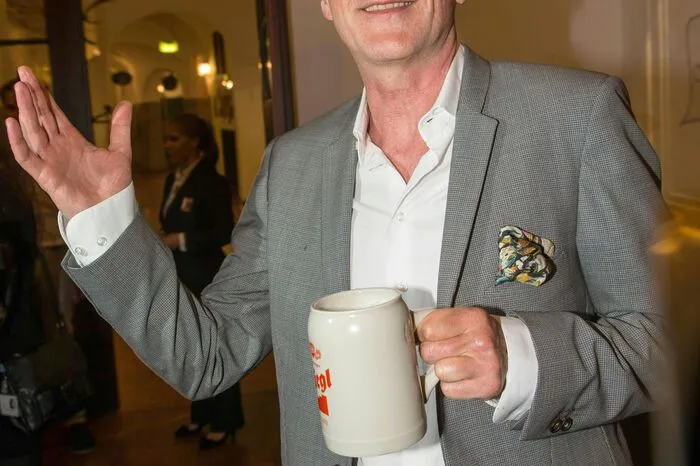 Klicken Sie sich durch die Bilder der Premierenfeier und der umjubelten Inszenierung