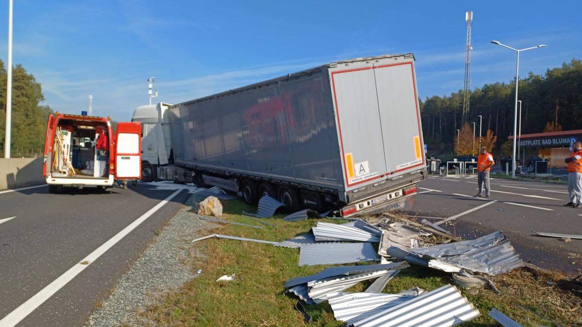 Ein mit Hackschnitzeln beladener Lkw wurde geborgen