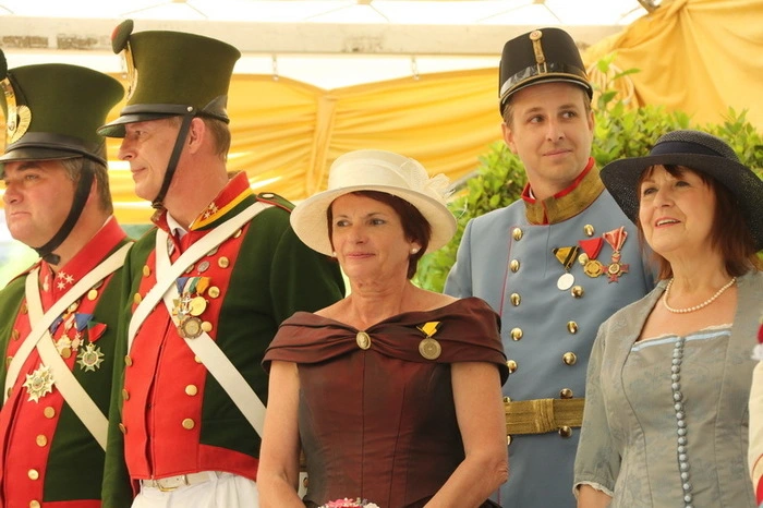 Thomas Gussmagg und Brigitte Schaden hatten mit ihrem Team vom Tourismusverband den Kurpark in das Flair der Biedermeierzeit getaucht. 