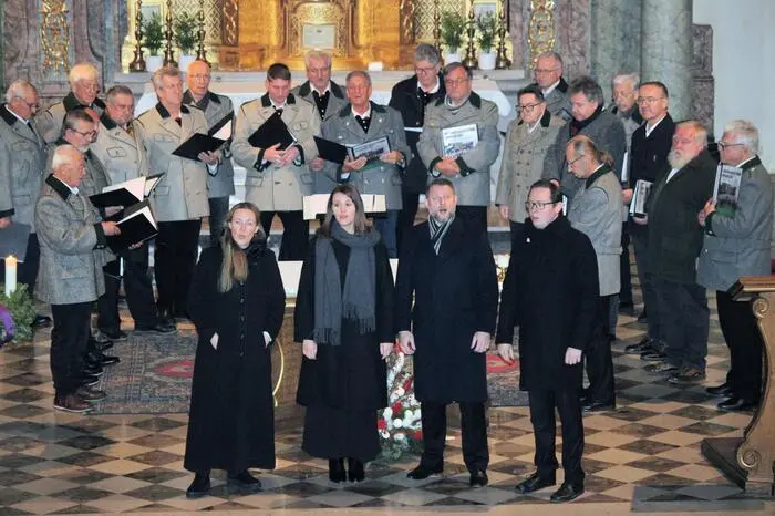 Vor dem abschließenden „Advent-Jodler“, zu dem alle Gäste eingeladen waren, ihre Stimme zu erheben, dankte Obmann Erwin Wutte für den zahlreichen Besuch, das damit zum Ausdruck gebrachte Interesse und übermittelte herzlichste Weihnachtswünsche.