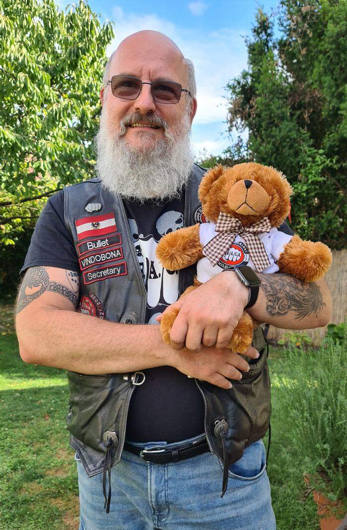 Der Teddy, der den Kindern bei der Aufnahmezeremonie von "Bikers Against Child Abuse" übergeben wird