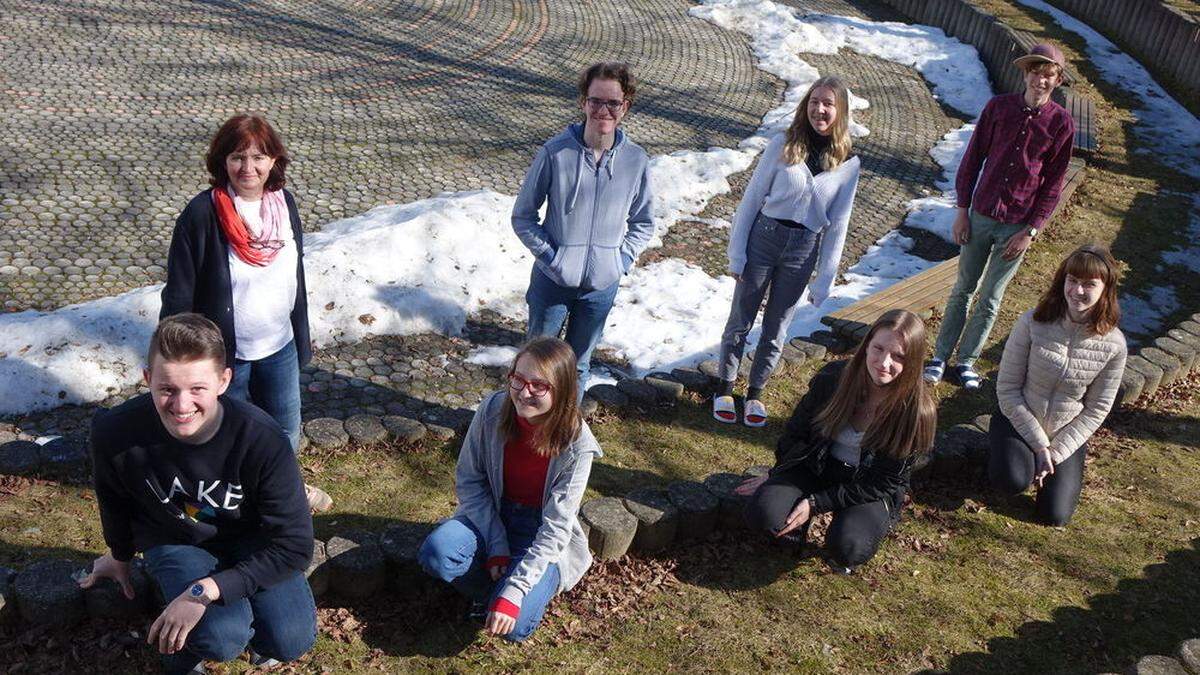 Das Redaktionsteam des Borg Birkfeld mit Professorin Karin Scherf-Kachelmaier (nicht am Bild Larissa Leitner)