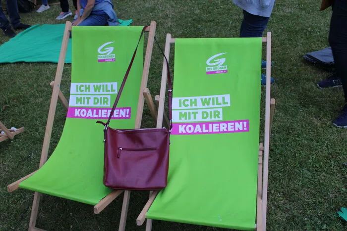 Auf den zur Verfügung gestellten Liegestühlen konnte man den 100-Minuten-Film bequem verfolgen.