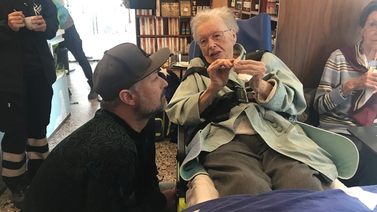 Die betagte Frau im Gespräch mit Frankowitsch-Geschäftsführer Christof Heissenberger