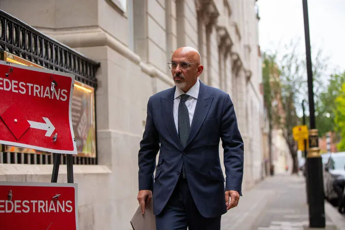 Als Finanzminister Rishi Sunak am Dienstagabend im Protest aus der Regierung ausstieg, übertrug Johnson Zahawi die Schatzkanzlei, das wichtigste Ressort in London. Kurz darauf wandte er sich auch gegen Johnson. Nunmehr rechnet sich der neue Schatzkanzler Chancen auf die Top-Position aus