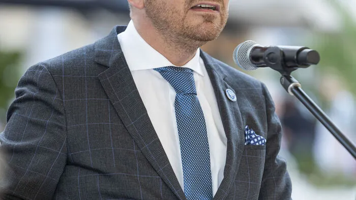 Der Präsident der Jüdischen Gemeinde in Graz und der Steiermark Elie Rosen eröffnete das Kunstwerk "Mobiles Bethaus" auf dem Grazer Hauptplatz und thematisierte den aktuell schwelenden Antisemitismus eindringlich.