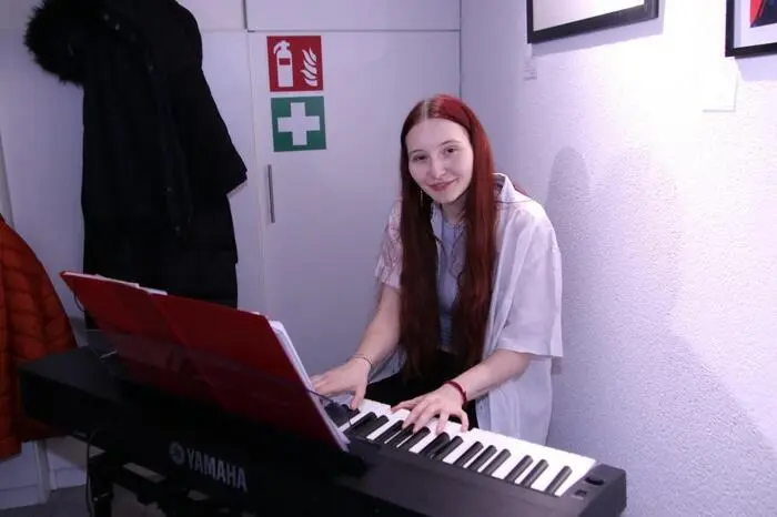 Die musikalische Begleitung oblag Laura Schmölzer, ihres Zeichens Finalsiegerin im Bundeswettbewerb „singer.songwrite&more“.