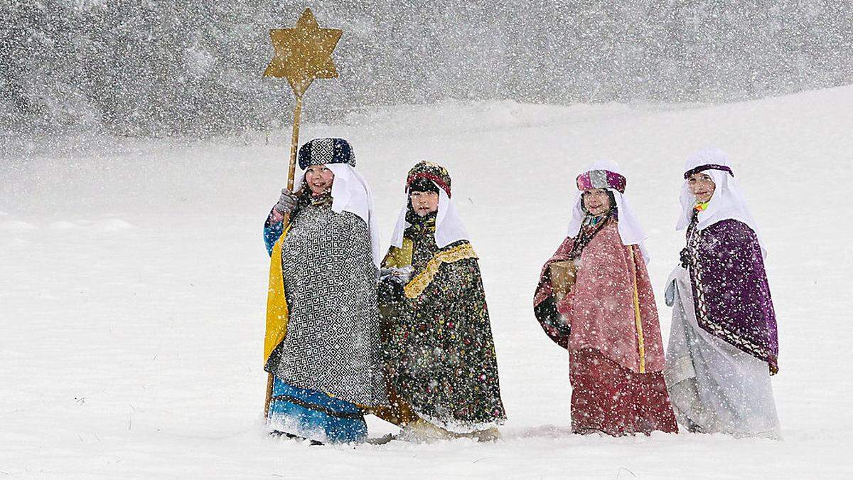 Auch Wind und Wetter konnten ihnen nicht anhaben. Hier: Sternsinger in Waldzell (Oberösterreich)