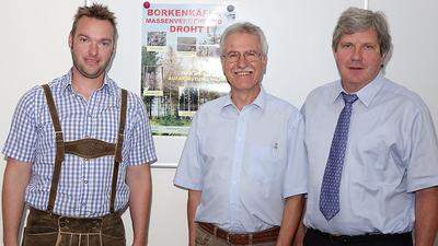 Stefan Schweighofer (links) und Franz Hippacher (Mitte) vom Forstreferat mit Bezirkshauptmann Max Wiesenhofer