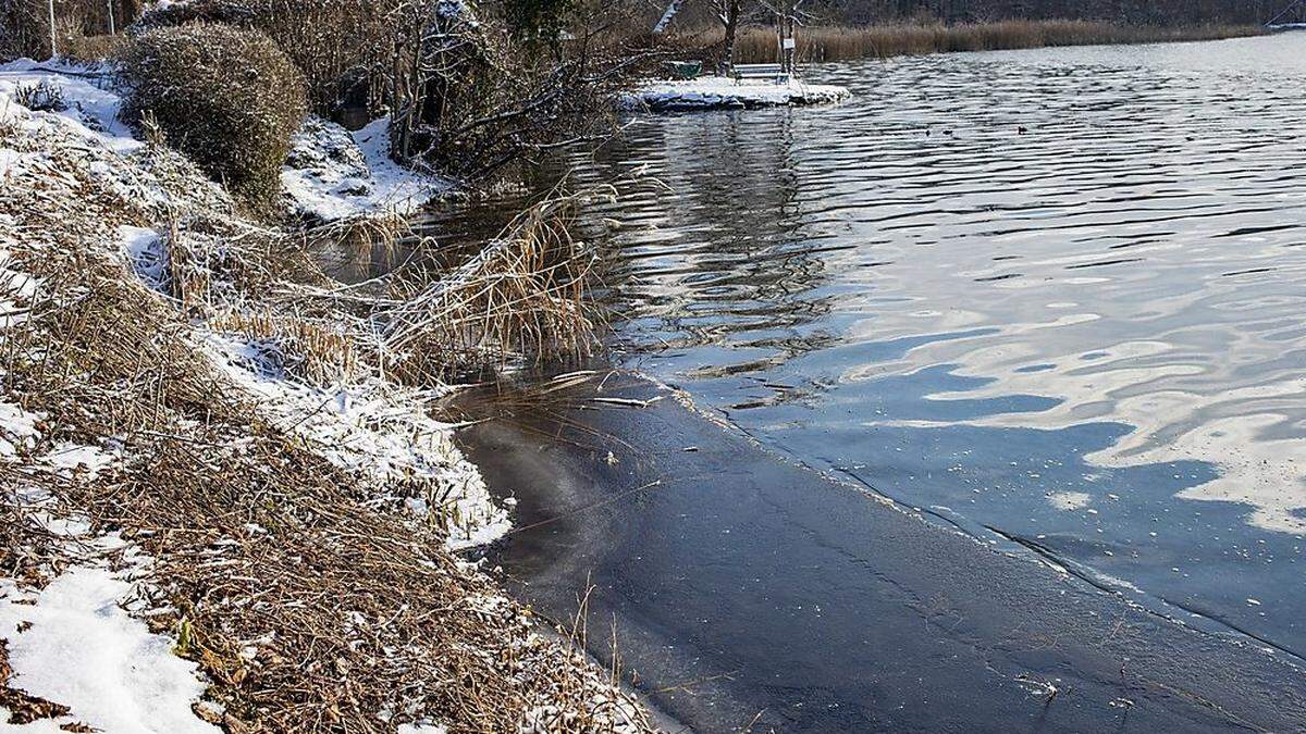 Am Wörtherseeufer wie hier in Klagenfurt/Loretto hat sich bereits eine dünne Eisschicht gebildet