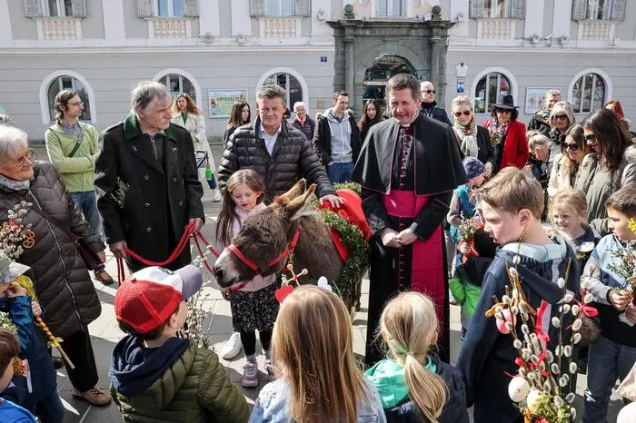 Vom Neuen Platz weg, wo gerade der große Ostermarkt stattfindet, ging es mit einem lebenden Esel vor den Klagenfurter Dom.