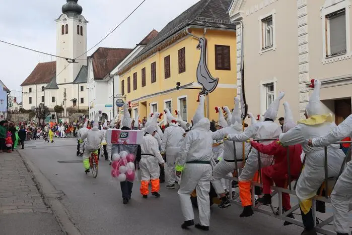 Einer der Hingucker war definitiv die Gruppe, die den Umzug in den Ort anführte. Große und kleine „Gänse“ kamen mit lautem Geschnatter mit einem großen Tandem die Straße hoch und begrüßten hunderte Besucherinnen und Besucher.