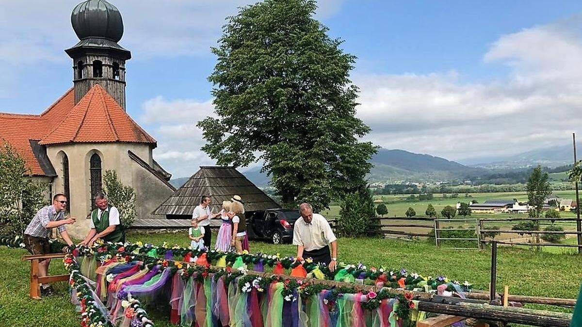 Die Pestkerze wird prächtig geschmückt