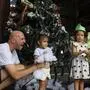 Der gebürtige Pöllauer Christoph Zahra-Felberbauer lebt auf Bali. Für seine Kinder ist die Watte, die auf dem Weihnachtsbaum liegt, Schnee