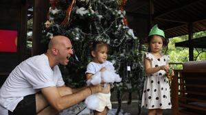 Der gebürtige Pöllauer Christoph Zahra-Felberbauer lebt auf Bali. Für seine Kinder ist die Watte, die auf dem Weihnachtsbaum liegt, Schnee