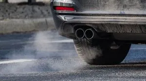 Ein Mann wurde in einen dunklen Kombi gedrängt, die Polizei bittet um Hilfe