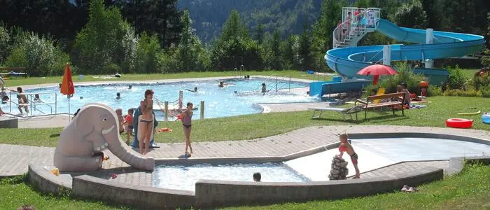 Ein Blick auf das Erlebnisfreibad mit der großen blauen Rutsche in Bad Eisenkappel