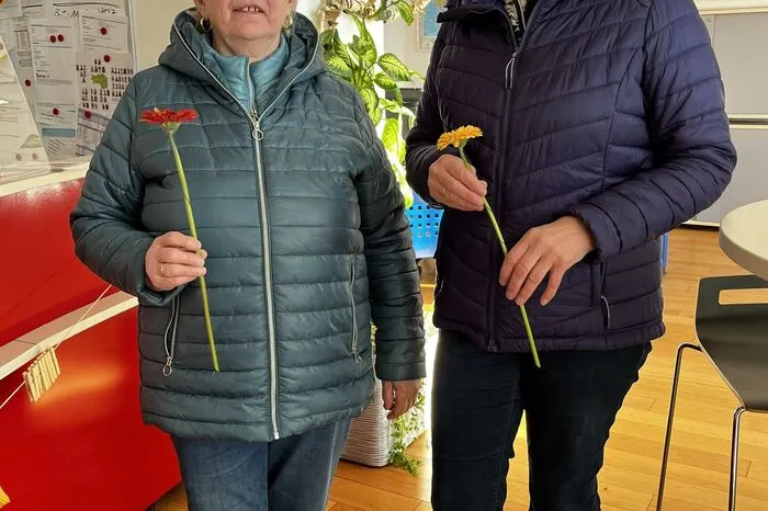 Auch Anna Klambauer und Gerti Pesl freuten sich über die kleine Aufmerksamkeit.