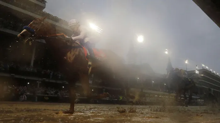 Favorit Justify hat sich mit Mike Smith im Sattel am Samstag den Sieg im 144. Kentucky Derby der Galopper (2.012 m) gesichert.