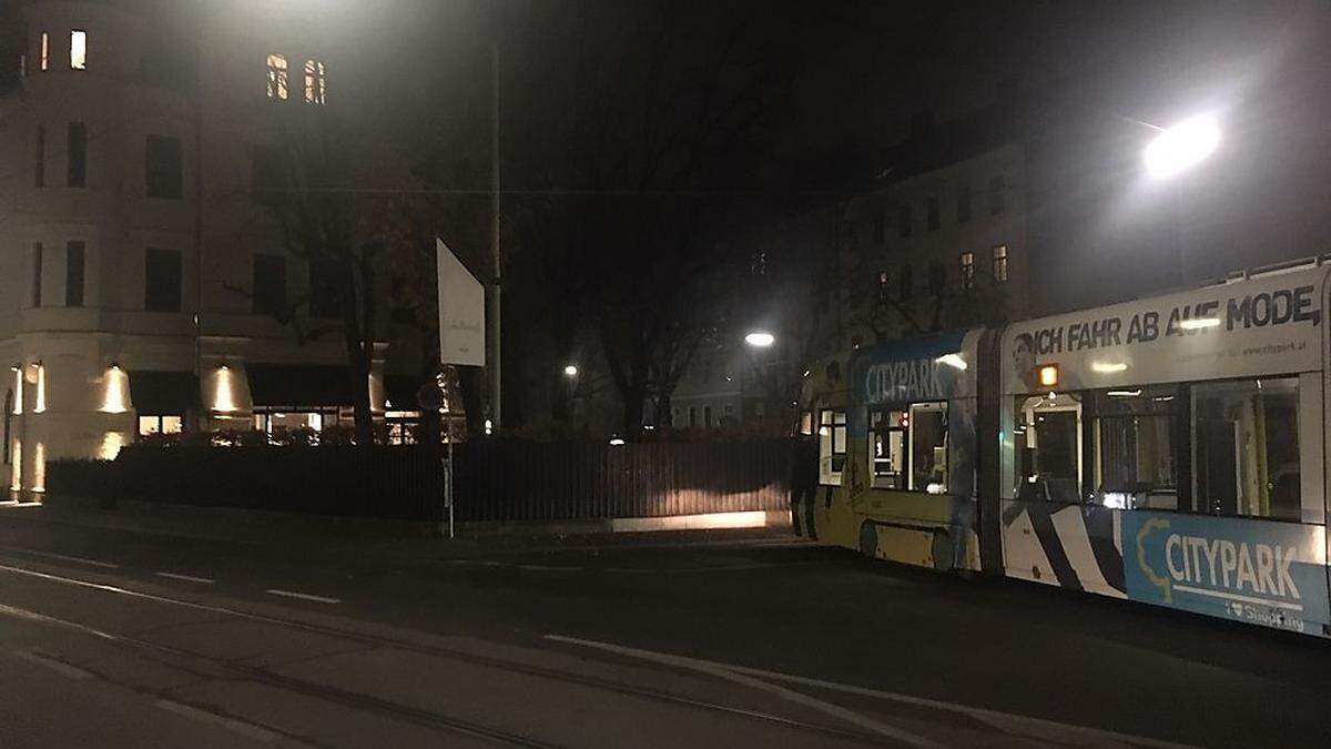 Die Straßenbahn kam vor dem Gastgarten des &quot;Schillerhofs&quot; zu stehen