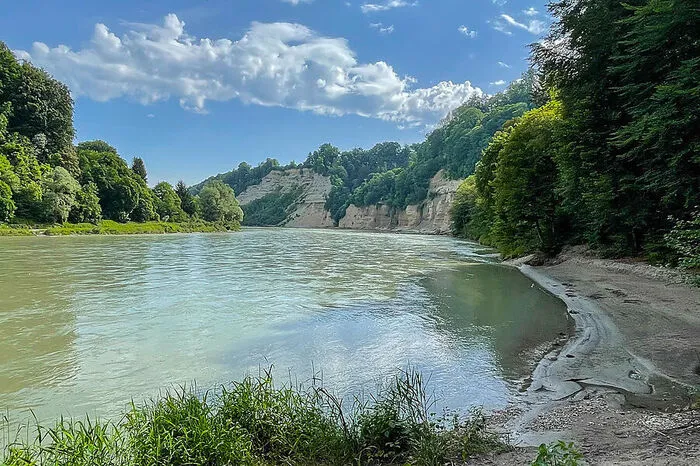 Kurz vor der Mündung in den Inn hat sich die Salzach in der letzten Eiszeit rund 70 Meter tief in den Flinzsand eingegraben und einen imposanten Steilhang mit zahlreichen Höhlen geschaffen. Der Salzachdurchbruch ist Heimat für Äskulapnattern, Dohlen, Fledermäuse und Uhus.